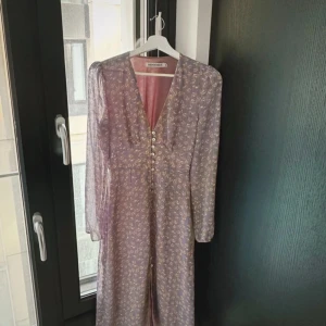 Adoore klänning - Adoore Paris dress. Använd fåtal gånger. Storlek XS. Sitter som smäck. Nypris 1500 kr.