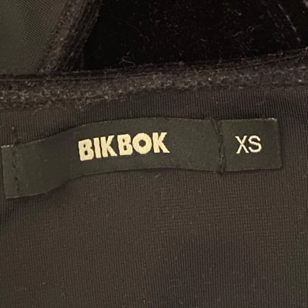 Svart linne i velvet imitation från BikBok 🖤  Strl XS. Toppar.