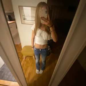 Jättesöt Zara topp☺️ - Denna topp är i storlek XXS/XS❤️ den har tyvärr inte kvar lappen❤️ den säljs bara pga att den sitter lite för tajt men fortfarande väldigt söt❤️ nypris är runt 150-200kr tror jag!❤️ pris kan diskuteras❤️❤️