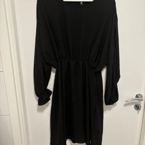 Svart kortklänning - Svart kortklänning aldrig använd