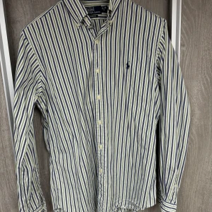 Ralph Lauren skjorta  - Riktigt snygg Ralph Lauren skjorta. Storlek S men passar även M