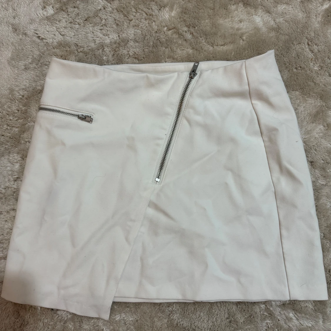 Vit kjol med dragkedja