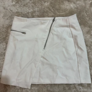 Vit kjol med dragkedja - I nästan nyskick 💖💖🌸