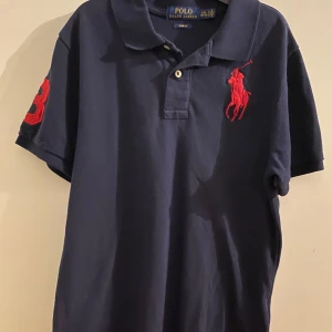 Ralph Lauren piké  - Mörkblå Ralph Lauren piké, slim fit (liten i storlek) Fint begagnat skick.  