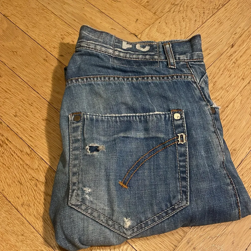 Dondup jeans[] Jeansen har slitningar vilket är populärt[] Modell-sam[]Pris kan diskuteras vid snabb affär MVH. Jeans & Byxor.