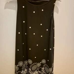 Klänning - Klänning med vita prickar och mönster från Shein. Undertyg. Storlek M. Material 100% polyester. Använt klänningen fåtal gånger. Bra längd.