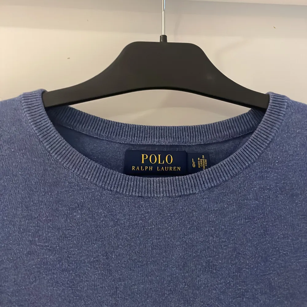 Säljer en snygg blå tröja från Polo Ralph Lauren. Den är i storlek L men passar M. Tröjan är i bra skick och superbekväm att ha på sig. Skriv om du har några funderingar!. Tröjor & Koftor.