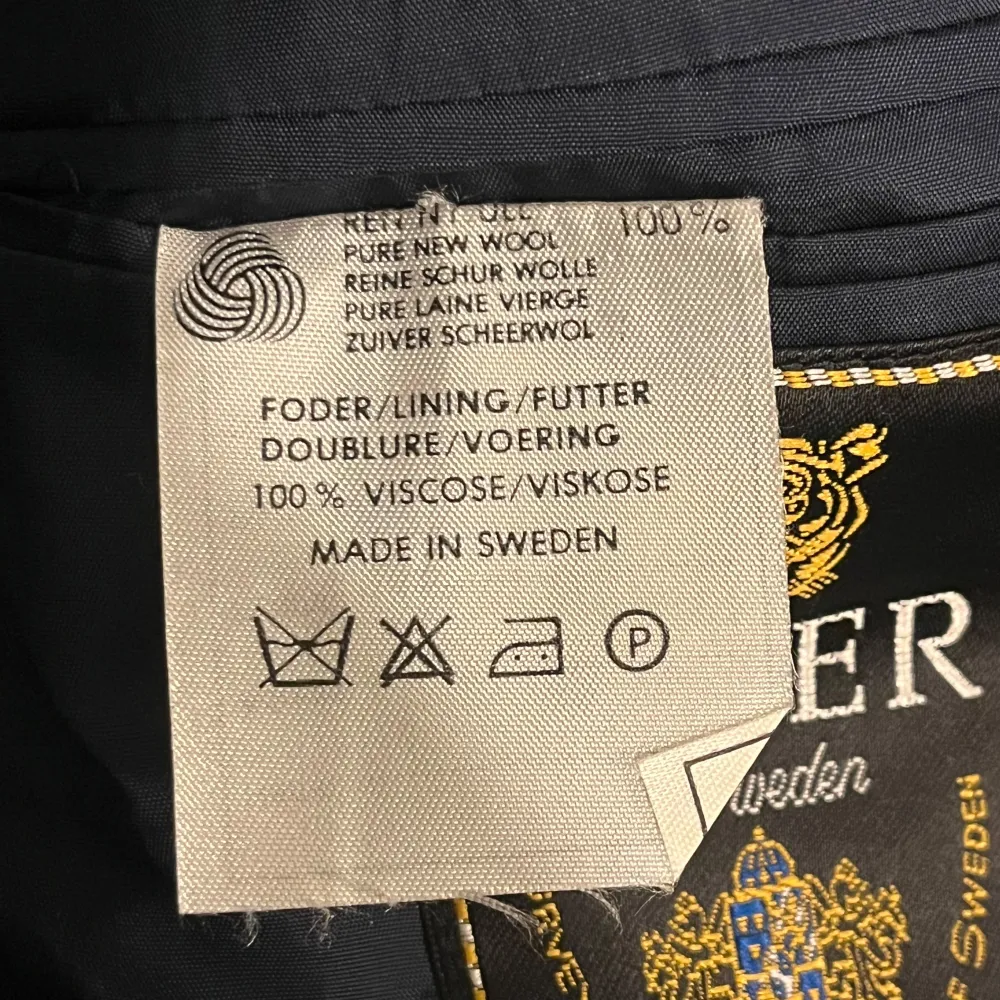 Tiger of Sweden double breasted blazer. Väldigt bra skick för åldern, tippar på över 10 år gammal.  Storlek c50 (L/XL)  För mer info är det bara att fråga.. Kostymer.