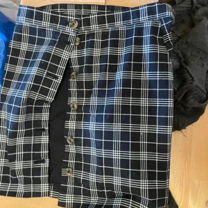 Kjol/bok/skönhetsprodukter - Kjol: bra skick Bok:bra skick Solskydd: använd men nästa helt full Schampoo nästan helt full