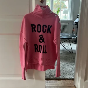 Rosa zadig & Voltaire turtle neck tröja - En mycket fin rosa turtle neck tröja från Zadig & Voltaire. Tröjan har knappar på axeln och ribbade kanter. Den är köpt på Zadigs egna butik i Stockholm. I mycket fint skick. Köparen står också för frakt.