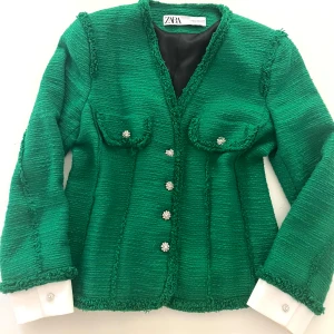 Zara kavaj / jacka - Klassisk stilfull kavaj / jacka i vacker grön förg och vackra stenar som detaljer för knappar, både på knäppning och som manschettknappar 