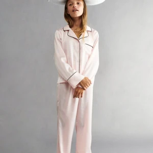 Pyjamas Sett - Säljer denna  pyjamasen från Gina Young