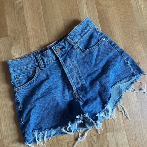 Jeans shorts - Ett par snygga mörkblåa jeansshorts från hm, i storlek 36. Använda ett par gånger men är i mycket bra skick!🌸