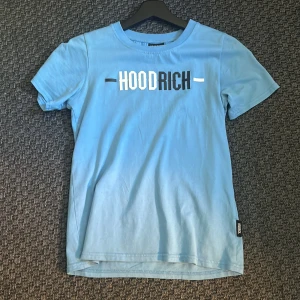 Hoodrich t-shirt, Barn storlek L 12-13 år - Hoodrich tröja från JD Sports. 10/10 skick och är 100% äkta. Nypris 500 kr. Både tjejer och killar kan använda. Väldigt trendig t-shirt. Pris kan diskuteras, det är bara att lämna ett prisförslag: