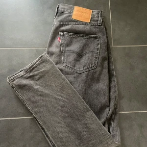 Svarta Levis Jeans - Svarta Levis jeans i bra skick. Det är modellen 551 Z  Storleken är 32/34