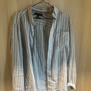 TH Linneskjorta  - Tommy hilfiger linneskjorta, använd Max 2 gånger, skön linne material 