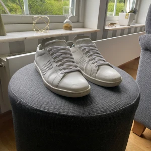 Saint Laurent skor - Dessa skit snygga unika saint Laurent skor är nu till salu för bara 2299kr skriv om minsta fundering!! Stl 44!