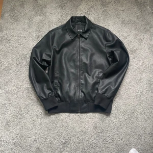 Läderjacka. - Svart läderjacka i mycket bra skick, storlek S och av icke äkta läder. Om ni har frågor är det bara att kontakta mig.