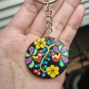 Färgglad nyckelring med fågelmotiv - Säljer en  färgglad nyckelring med ett handmålat motiv av fåglar och blommor. Perfekt accessoar för att liva upp dina nycklar eller väska! 