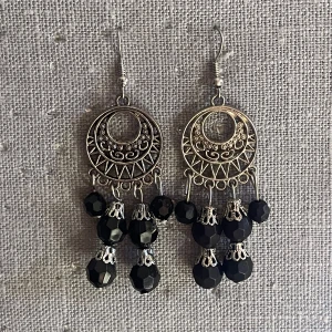 Snygga örhängen i äkta silver  - Jättefina bohemiska örhängen i äkta silver, säljer för de inte har kommit till användning. Skriv till mig vid eventuella frågor!⭐️