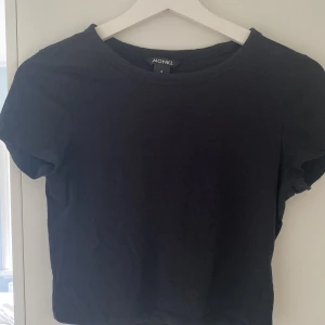 Svart t-skirt - En svart basic t-skirt som passar till mycket! Storleken är S men passar ner till 152. Det beror på vilken passform man vill ha. Säljer en randig likadan!