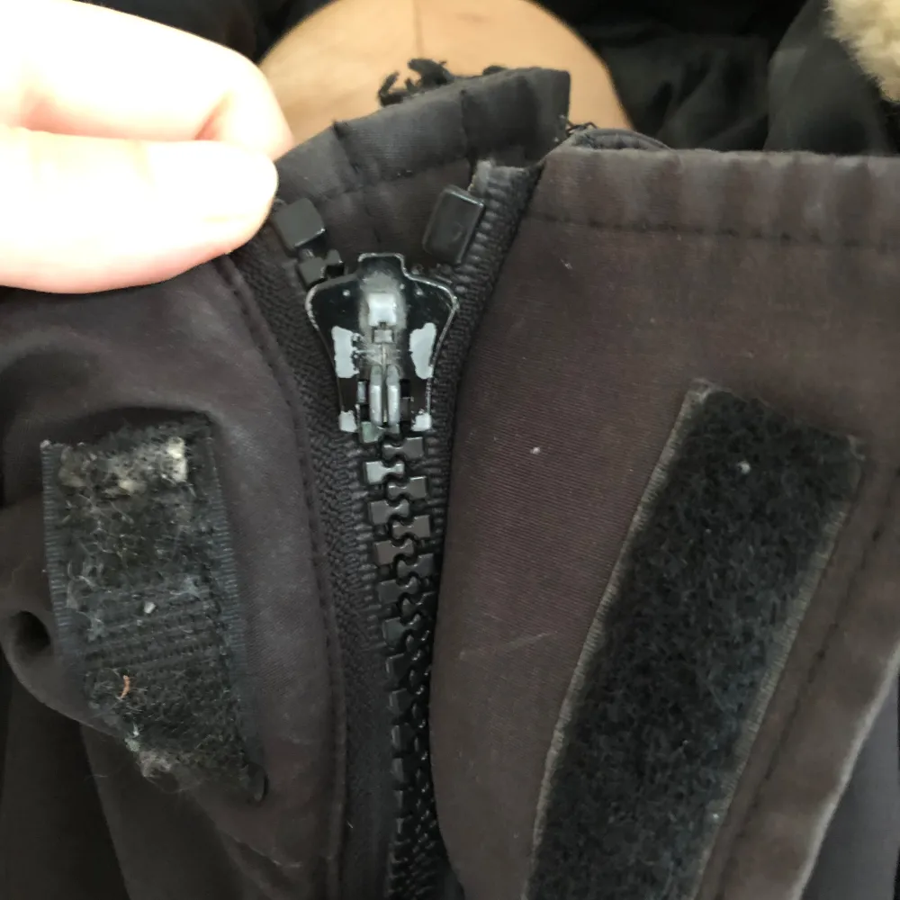 Säljer min gamla Canada Goose Parka, Unisex XS, har slitningar på insidan av ärmarna på båda sidorna och dragkedjan saknar den lilla grejen man håller i (men funkar fortfarande). Köpt för 5000kr, säljer billigt pga mycket slitningar.. Takit.