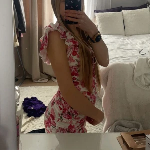 Floder dress  - Denna jätte fina rosa blommiga klänningen är jätte skön och fin, använt endast en gång på skolavslutningen🥰