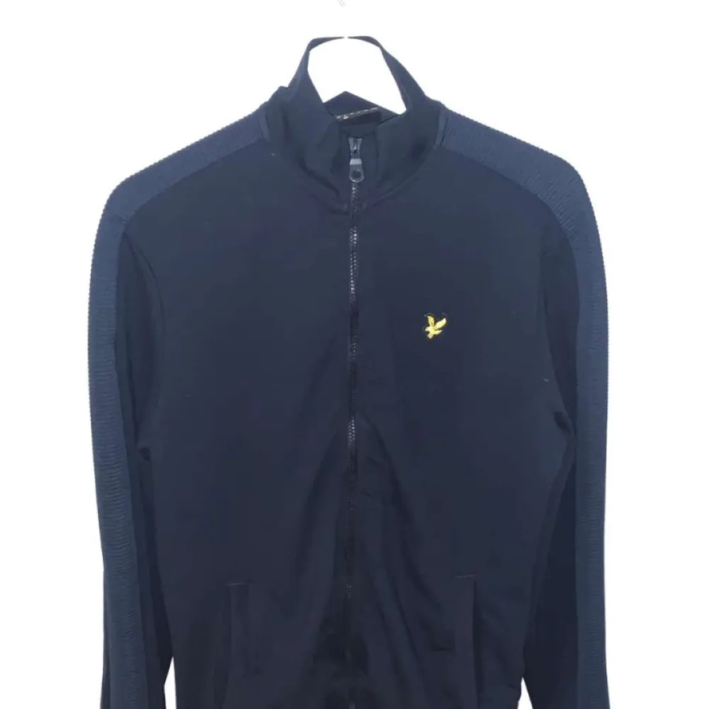 Säljer denna zip från lyle and scott då jag knappt använt den. Tror nypris var 5-600 så säljer för bra pris. Tröjor & Koftor.