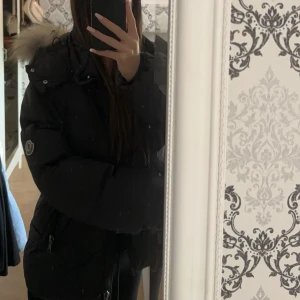 Moncler jacka - Säljer min fina Moncler jacka då den inte kommer till användning det är en gammal modell så vet inte om den kmr upp om man söker på den. Det finns inga hål elr så skriv för fler bilder