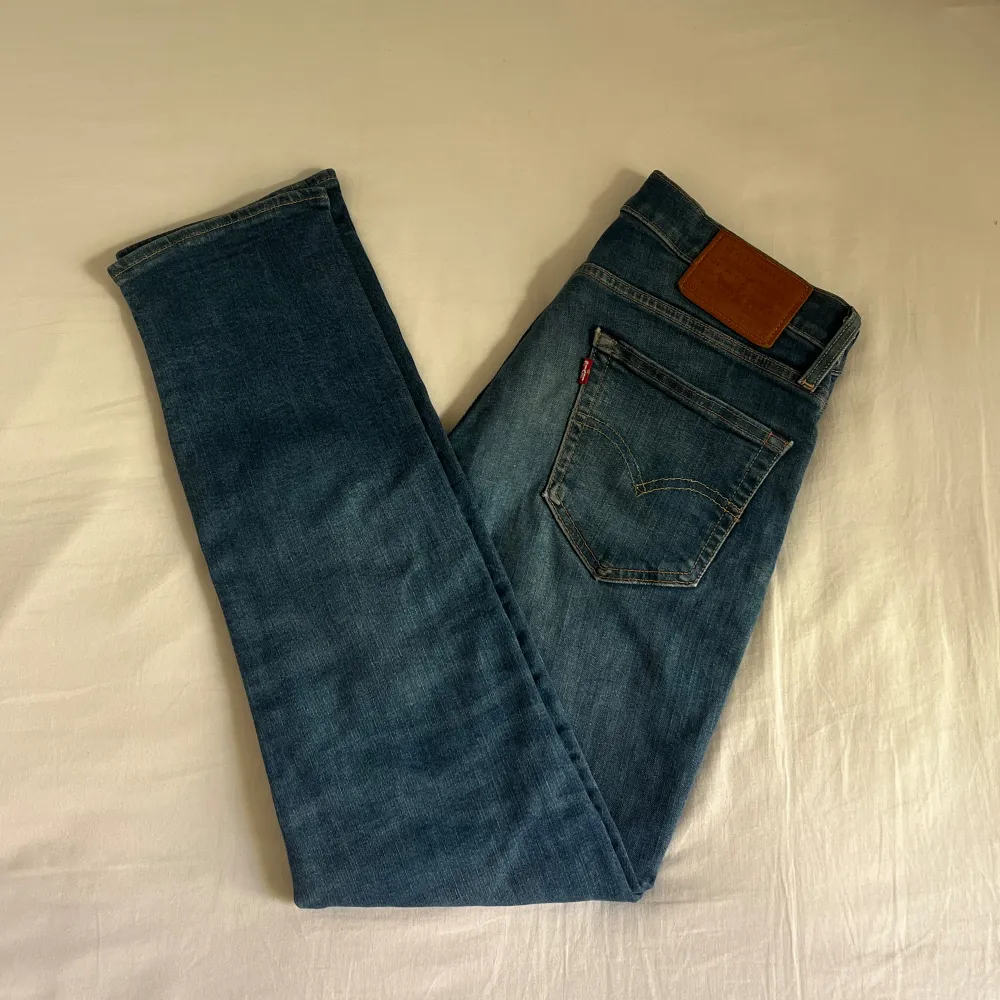 Levi’s jeans 511 i färgen blå. Storlek 30/32 och i mycket fint skick. Nypris 1199, köp för endast 349kr.. Jeans & Byxor.