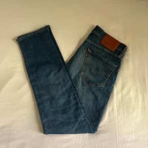 Levis 511 30/32 - Levi’s jeans 511 i färgen blå. Storlek 30/32 och i mycket fint skick. Nypris 1199, köp för endast 349kr.