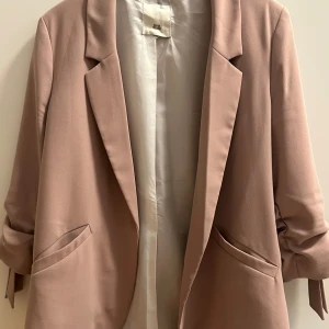 Beige kavaj från River Island  - Beige kavaj med 3 kvarts ärm från River Island i storlek L  Sporadiskt använd i fint skick 