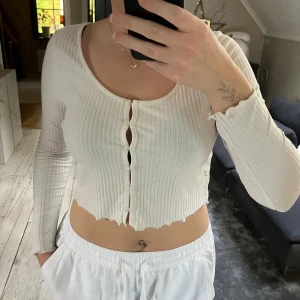 Superfin Topp - vit topp, syns att den är använd såklart men fortfarande jättefin!! kom privat för mer information!😊