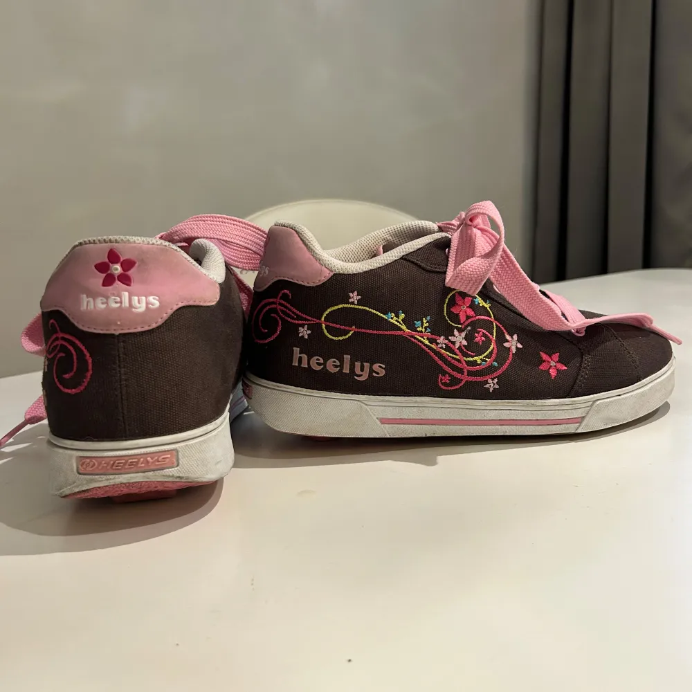 Äkta heelys i jätte bra skick med lite smuts som lätt kan tas bort. Kan diskutera pris vid snabb affär. Ny pris 900-1200. Skor.