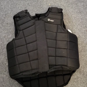 ryggskydd ridning - Bra skick  12 år junior