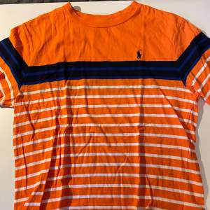 Orange polo t-shirt i bra skick! Storlek Barn L 150-161cm