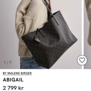 By malene birger tote bag - Väska från malene Birger i färgen Abigail🐻🤎Väskan är i fint skick, lite slitet på handtagen men annars inget:)  