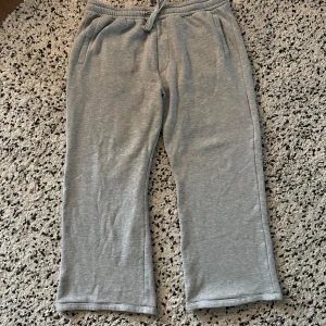 Wide flare mjukisbyxor - Vida och flared mjukisbyxor. Storlek L.