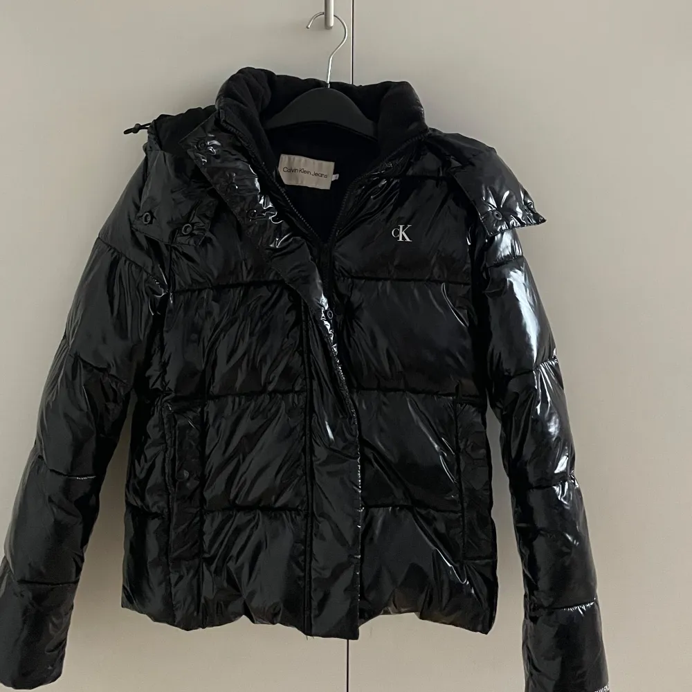 Calvin Klein high shine puffer i storlek s. Köpt för ett år sen för 2195kr och säljer för 1500. Knappt använd och i ny skick. Säljer då jag aldrig använder den och den inte längre är min stil. Skön och varm jacka till vintern. Jackor.