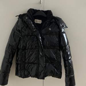 Calvin Klein high shine puffer i storlek s. Köpt för ett år sen för 2195kr och säljer för 1500. Knappt använd och i ny skick. Säljer då jag aldrig använder den och den inte längre är min stil. Skön och varm jacka till vintern