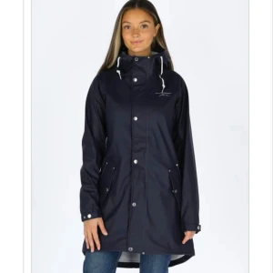 Regnjacka - Använt några gånger. Säljer för att den är för liten. Står inte för postens slarv. Priset kan diskuteras.