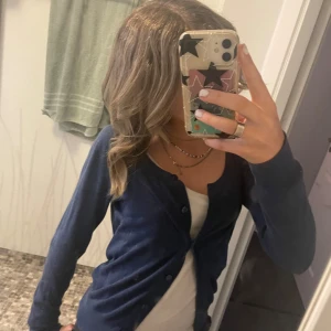 Marinblå kofta 💌 - Säljer denna söta marinblåa kofta från essentials  💌 