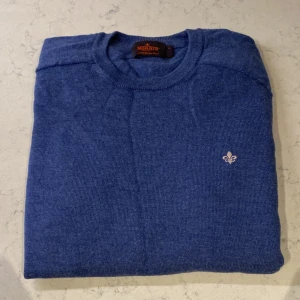 Morris Merinoull Tröja - Säljer nu denna asfeta Morris tröjan ur tt jättebra skick förutom en liten defekt på ärmen (bild3). Storleken är L men skulle säga att den passar bättre på S/M. Nypris ligger på ca 1599kr❌ mitt pris endast 449kr✅ hör av dig vid minsta lilla fundering