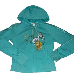 Southpole zip hoodie - En zip hoodie med massa coola detaljer från southpole❤️ den passar mej perfekt o ja har storlek xs-s❤️❤️