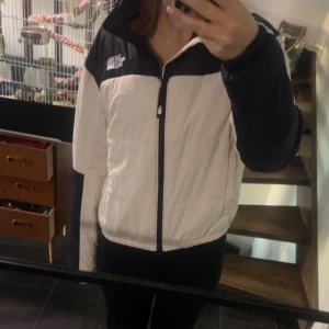North face puffer/ vind jacka  - Super fin beige svart north face puffer/ vind jacka, köpte den för 1600 för ett år sen ungefär. Kommer tyvärr inte till användning längre därav så säljer jag den! Skriv privat för frågor eller mer bilder💞
