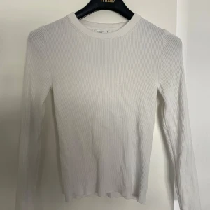 Vit långärmad ribbad tröja - Vid långärmad, ribbad tröja. Aldrig använd, och är i väldigt bra skick. Storlek s