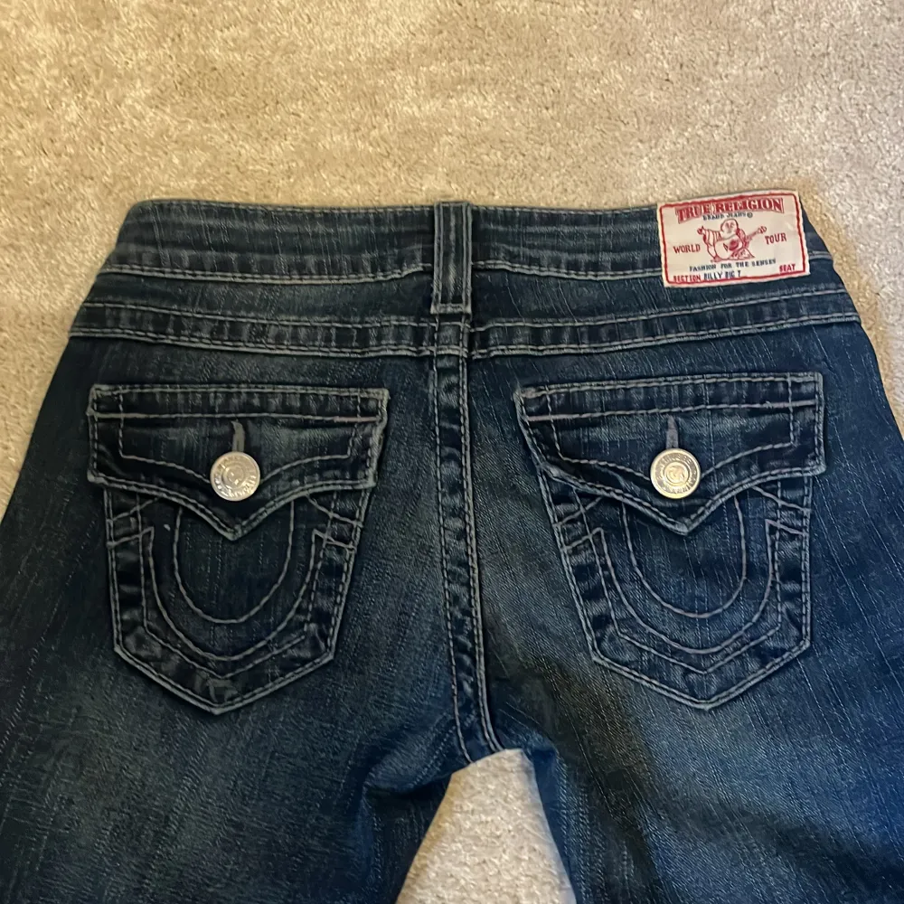 🎀true religion jeans 🎀Low waist 🎀straight  🎀strolek-26 🎀midjemått- 36 🎀innerbenslängd- 87 Och även ett hål på ena knät som jag sytt en liten tygbit på för jag ej ville ha hålet! (Går såklart att ta bort) de ska vara ett hål egentligen!. Jeans & Byxor.