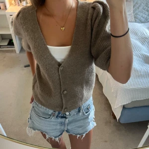 Kortärmad kofta - Säljer denna superfina koftan från Pieces i storlek XS💕Har nästan inte användt alls så är i väldigt bra skick 