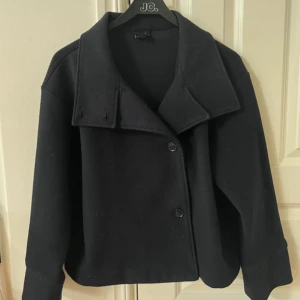 Blå kappa från Gina  - Fin och varm mörkblå kappa perfekt till hösten/vintern  Lite nopprig men annars väldigt fin kappa