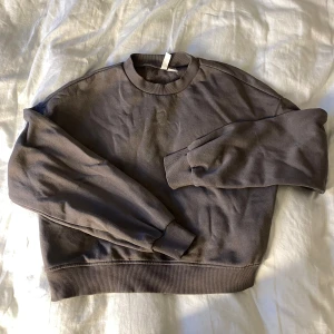 Tröja  - En mörkgrå sweatshirt från hm divided. Super fint skick. Knappt använd. Skriv till mig om ni har frågor!!!💗